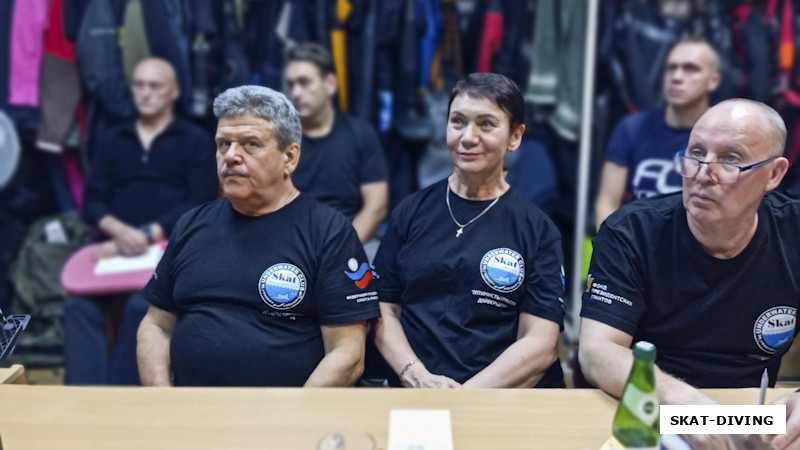 Парфенов Николай, Позднякова Любовь, Барковский Сергей, у АНО ОПТИМИСТ очень стильные футболки!