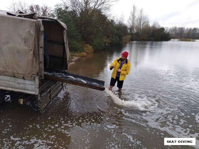 Романов Артем, основную часть рыбы просто слили из бака по специальному желобу