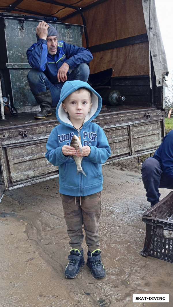 Романов Павел, вес каждой рыбки около 110-130 грамм, размер очень удачный: уже не каждой щуке в рот влезет, но при этом и не слишком большие, получилось взять количеством