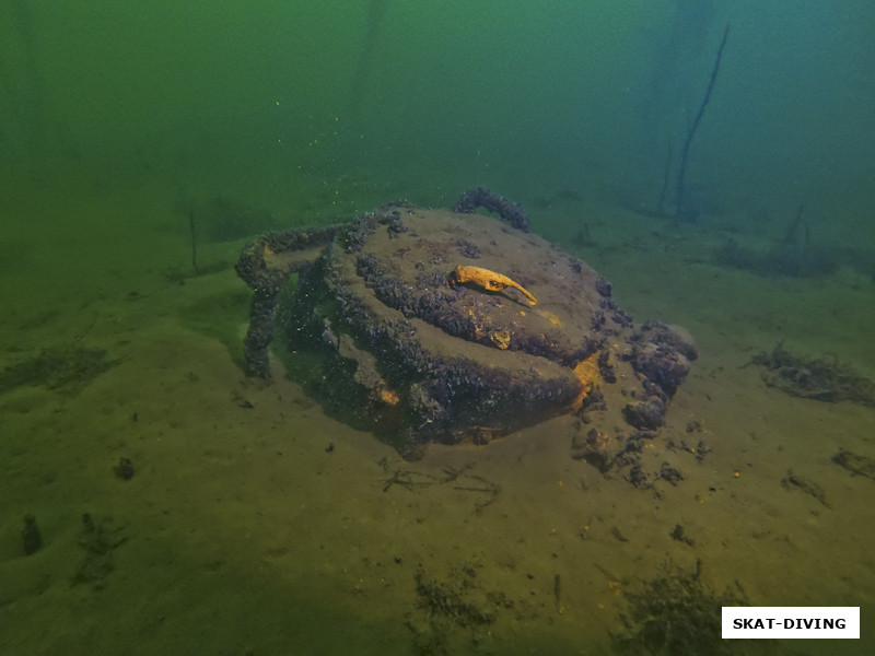 Когда-нибудь мы откроем тайну этого объекта и узнаем куда ведет люк, пока дадим месту прозвище "Бомбоубежище"