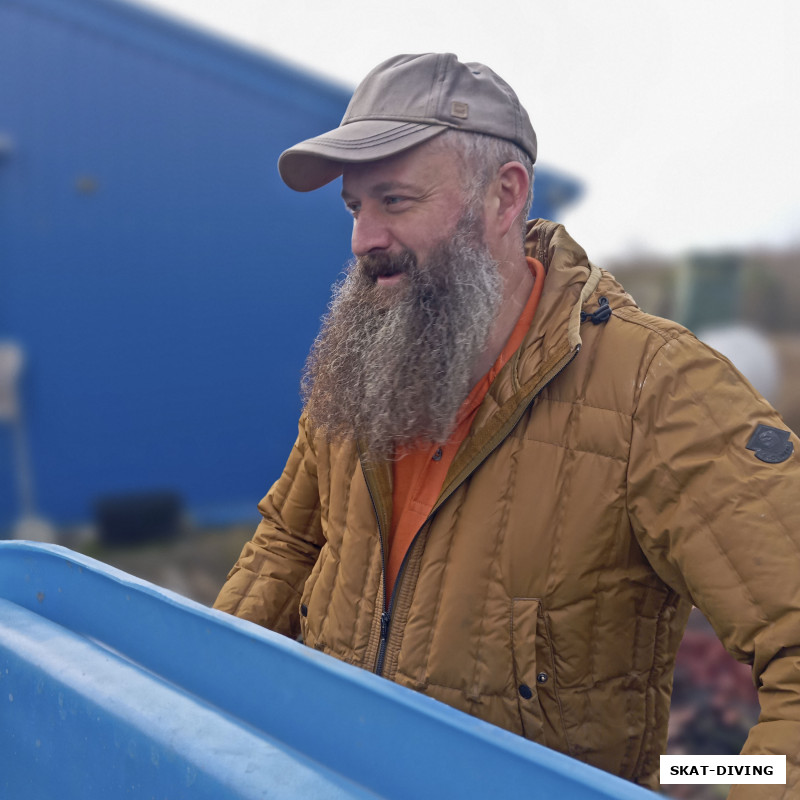 Зеленев Андрей, наш технический дайвер сейчас больше увлечен своим сельским подворьем, где кроме рыбы водятся пчелы, гуси, куры, бараны, а также растут сады, виноград и трехсотлетний дуб!