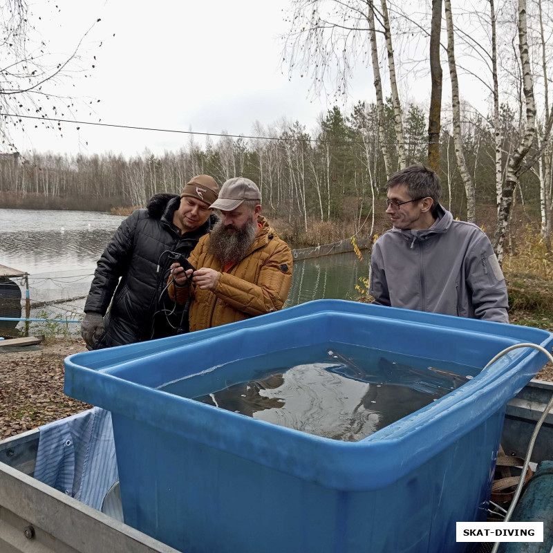 Леонов Дмитрий, Зеленев Андрей, Васильцов Сергей, хозяин фермы осетров подошел к процессу очень ответственно: проверил прибором разницу температур и насыщения кислородом перед выпуском