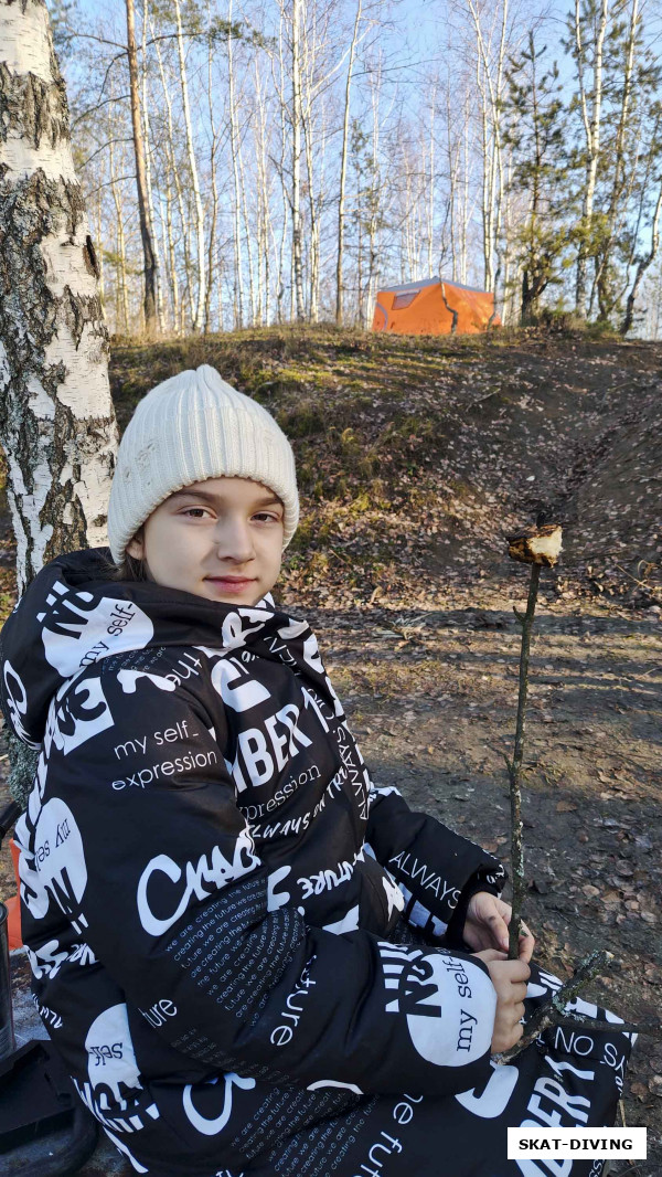 Изотко Александра, жарит хлебушек на костре