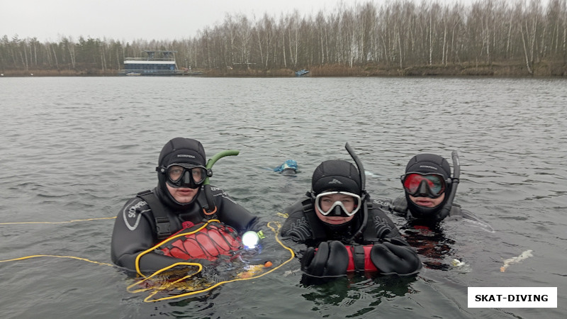 Прозоров Максим, Попов Андрей, Изотко Артем, подобрали трех потерпевших с затонувшего в шторм корабля, вид у них был больно довольный