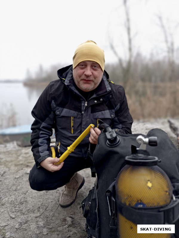 Мармылев Александр, по просьбе фотографа показывает свой новый желтый нож