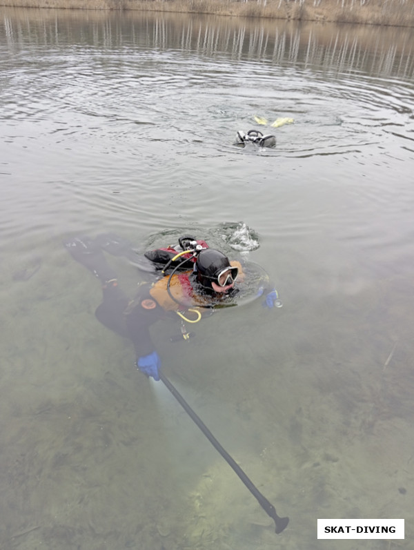 Леонов Дмитрий, вернулся к лагерю с веслом, вот почему его трудно догнать под водой, он гребет не только ногами