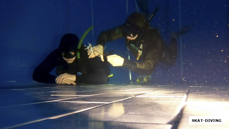 Прозоров Максим, Изотко Артем, инструктор придумывает своему подопечному изощренный зацеп за что-то на дне