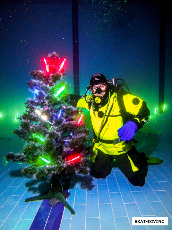 Ветров Евгений, надо отметить, что до этого на новогодних праздникам, как кажется, не доводилось видеть подводников в сухих костюмах