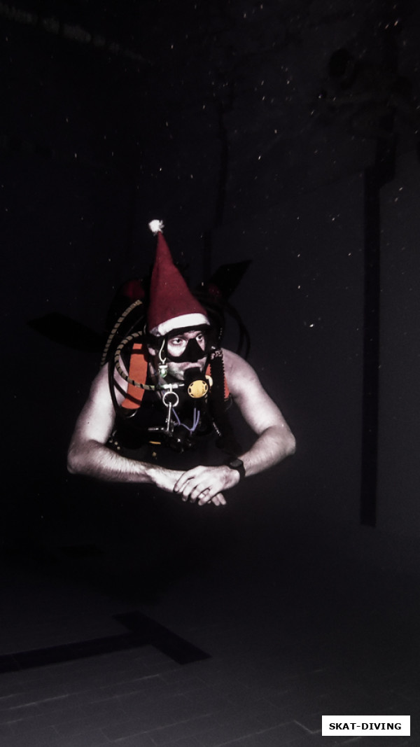 Федорук Дмитрий, условная темнота вокруг, в сочетании с нарядами ныряльщиков, придает волшебства происходящему