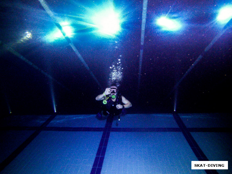 Панов Дмитрий, главный инженер произвел инспекцию дна бассейна, пользуясь случаем