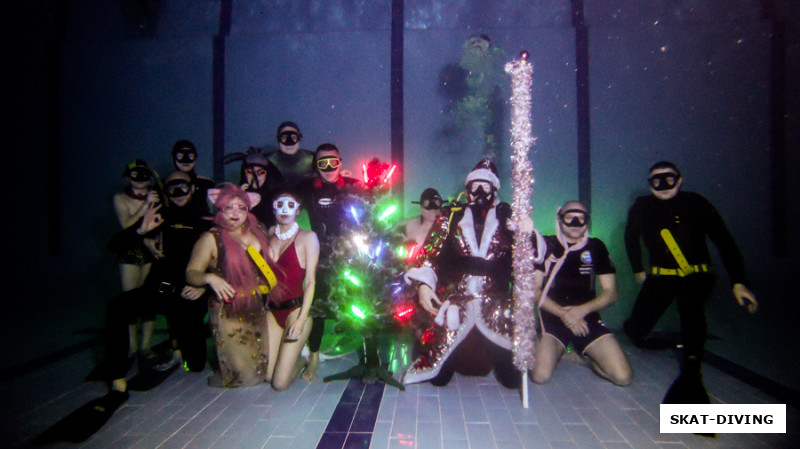 Первая попытка фридайверов собраться вместе у елки...