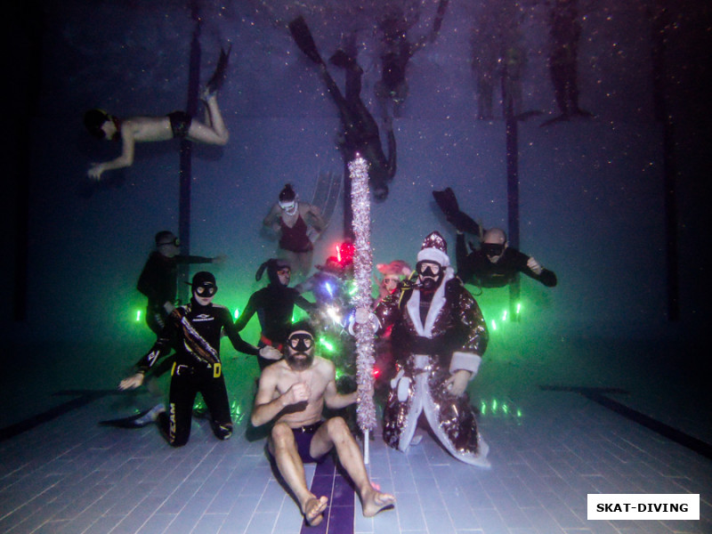 Сделать групповое фото под водой очень сложно, проблема в свете, прежде всего. Чем шире садятся участники, тем дальше приходится отходить фотографу, а экшен камеры не прощают расстояния под водой...