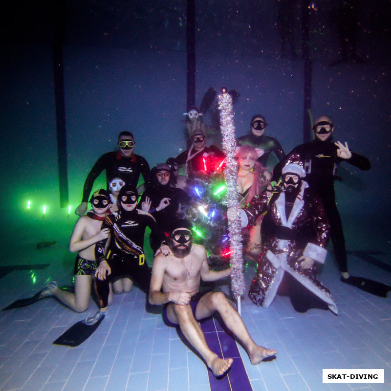 Вторая попытка фридайверов собраться вместе у елки, на сей раз компактнее...