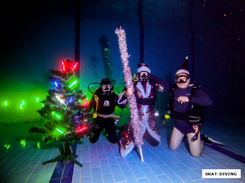 Тюрина Анастасия, Тюрин Руслан, Минаков Дмитрий, елка, нарядный дед мороз с мерцающим посохом, гирлянды - все это навивает приятные детские воспоминания!