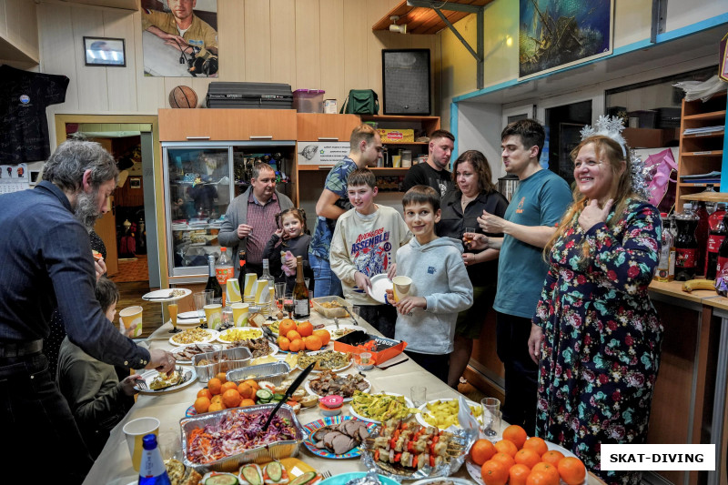 На сей раз стол собирали сами участники праздника, получилось красиво, обильно, вкусно. За что СПАСИБО!