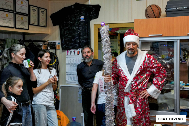 Изотко Александра, Изотко Алевтина, Ильюшин Сергей, Тюрин Руслан, неожиданно на праздники появился Дед Мороз
