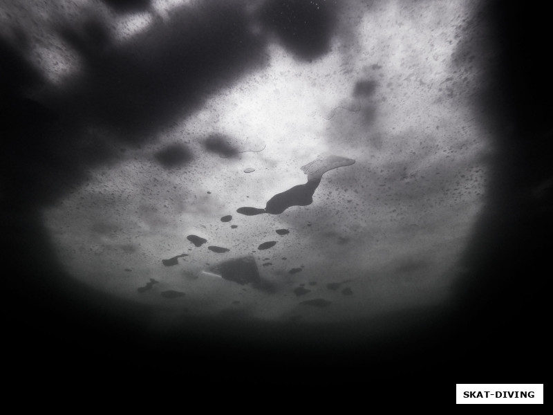 Говорят, нырнуть под лед - сродни полету на луну!