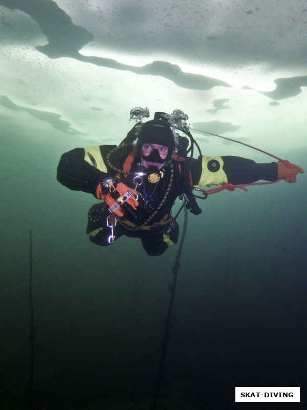 Федорук Дмитрий, опытный подледный ныряльщик танцует лезгинку, дабы на запутать веревку в собственных вентилях
