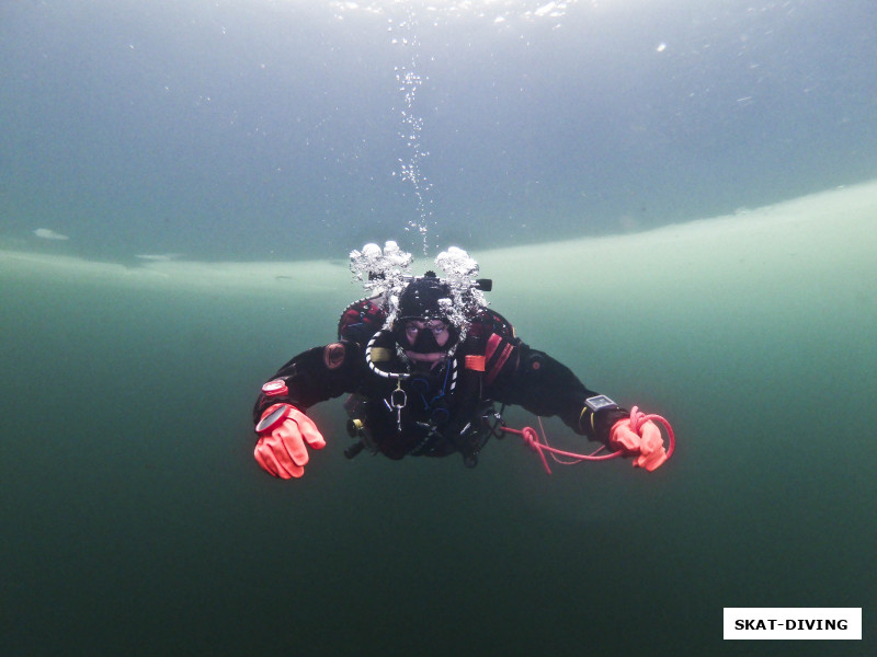 Волков Андрей, и то самое место, где лед заканчивался и можно было отстегнув веревку уходить в классический рекреационный дайвинг