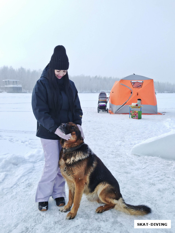 Передельская Марина, с местным псом охранником Боем