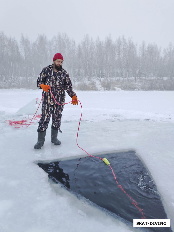 Романов Артем, два с половиной часа подо льдом на открытии сезона немного подкосили инструктора, на сей раз он был вынужден от спусков отказаться