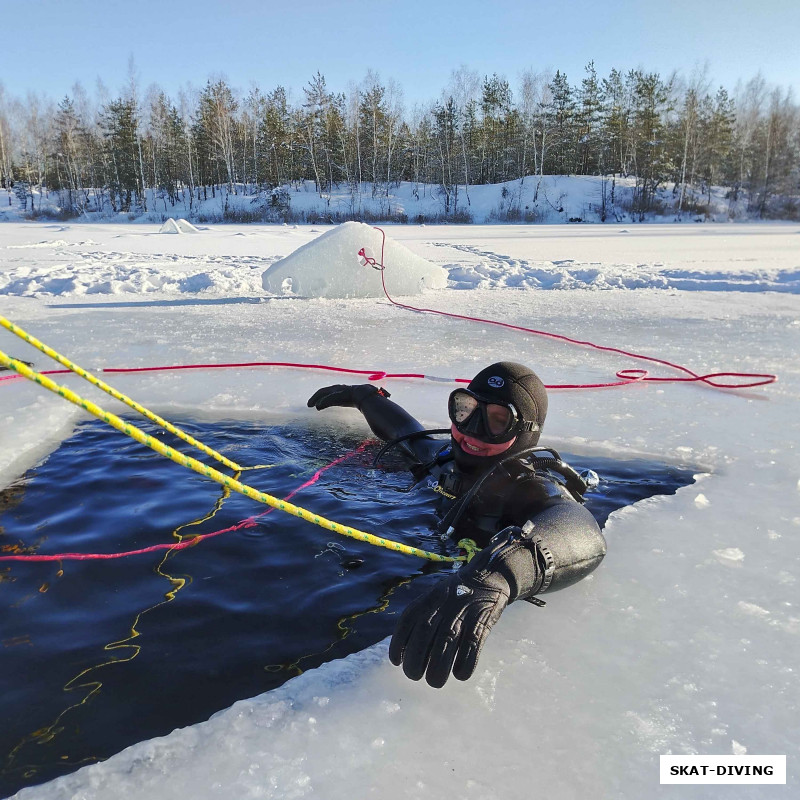 Илюхин Евгений, совершает свое INTRO TO ICE на пристежке к инструктору