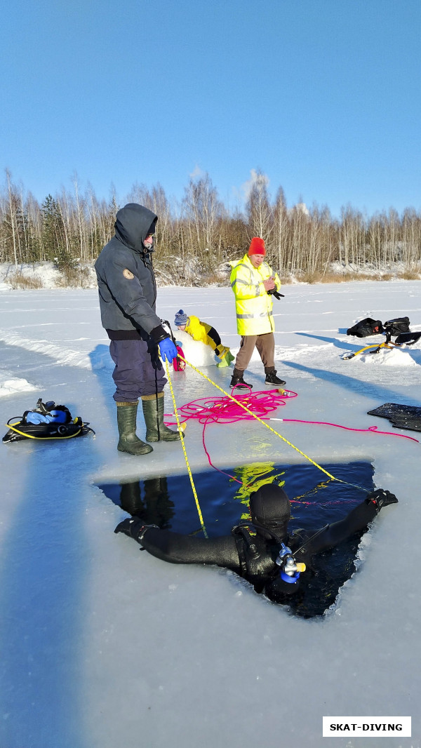 Страхующий - Дмитрий Федорук, когда совершил свое первое подледное погружение точно также. Теперь смотрит на другого в мокром костюме и не верит, что когда-то прошел через это сам