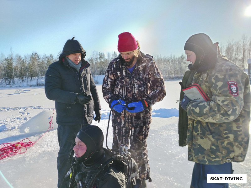 Илюхин Евгений, Мармылев Александр, Романов Артем, Матвеева Ольга, техническая комиссия проверяет оборудование для допуска под лед