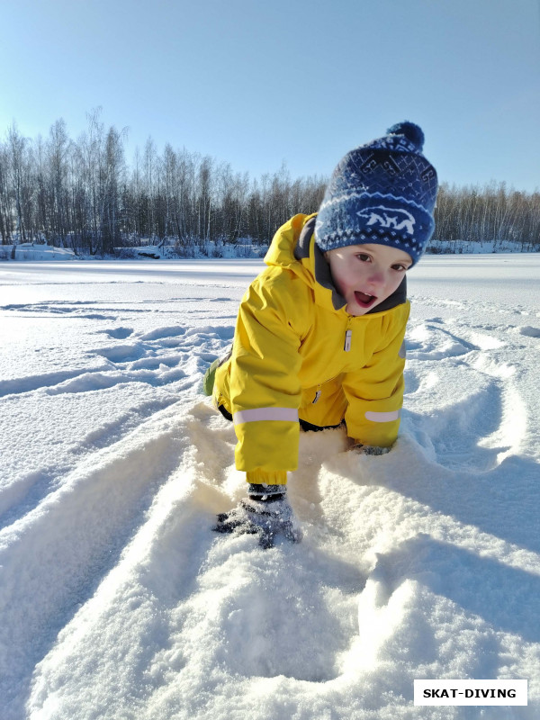 Романов Павел, на улице минус 15 - самое время изваляться в снегу