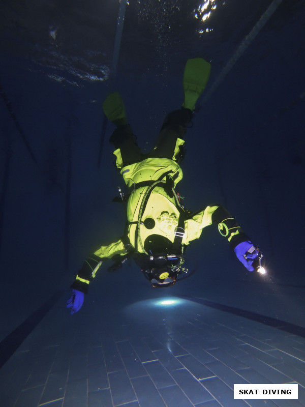 Ветров Евгений, говорят светлые головы дают специфические засветы на плитке бассейна, но мы это подтвердить не можем