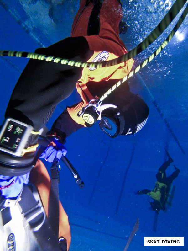 Куськин Игорь, докладываю ЦУП: пятая минута выхода в открытый космос, самочувствие в норме