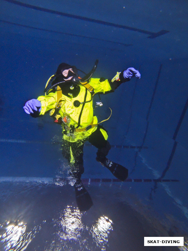 Парфенов Николай, вообще-то лучше пристегиваться страховочным фалом к космическому кораблю, прежде, чем это делать