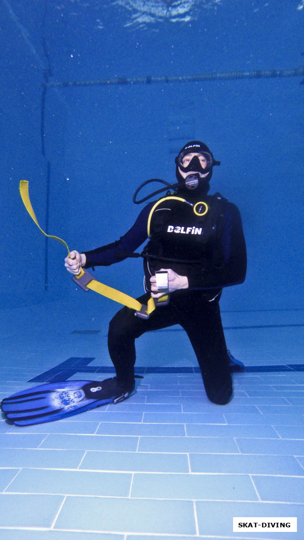 Красовский Владлен, как нужно держать снятый пояс, правильно, гордо, чтобы его конец развивался морским бризом