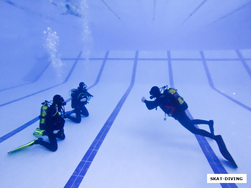 Инструктор останавливает пару, чтобы поставить перед ними следующую экзаменационную задачу