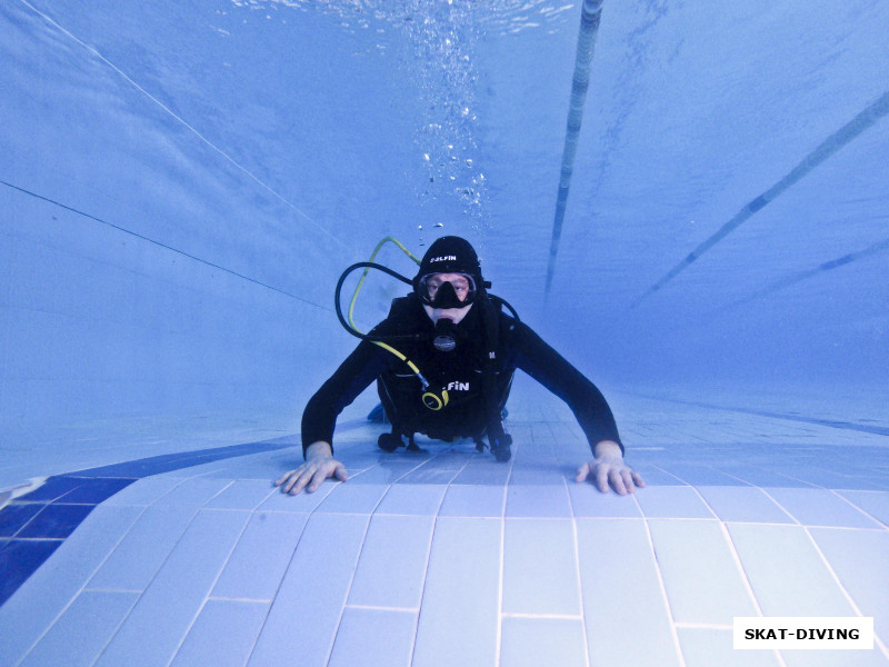 Красовский Владлен, нужно учиться заправлять шланг октопуса на место после использования, ведь ваш внешний вид дает понять незнакомому инструктору чего вы стоите