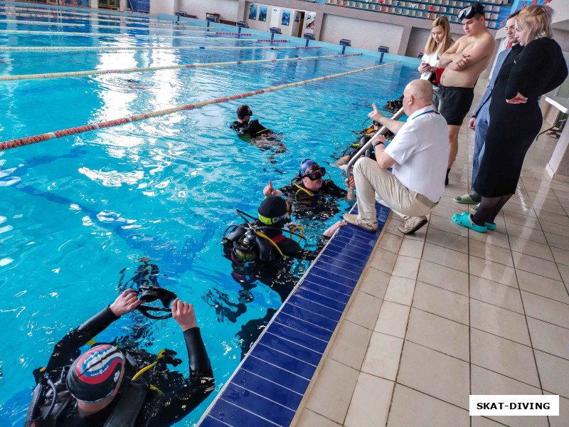 Главный судья еще раз подробно растолковывает правила дисциплины "Ночной дайвинг"