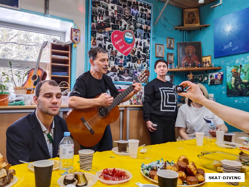 Федоров Иван, Комаров Олег, Позднякова Любовь, в конце торжественного застолья нашлось место и авторской песни под гитару
