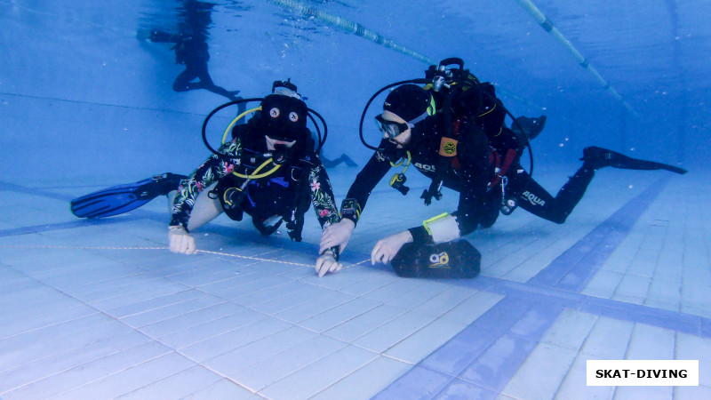 Позднякова Любовь, Тюрин Юрий, дисциплина называется ночной дайвинг, хотя правильнее ее называть "слепой дайвинг"