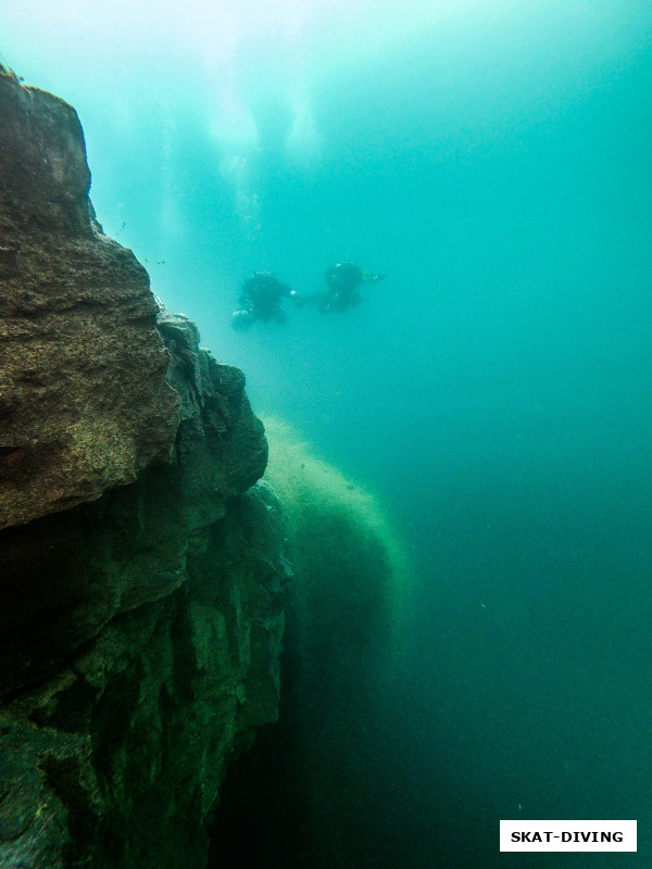 Вдруг трава заканчивается и начинается отвесная стена, уходящая на сотни метров вниз