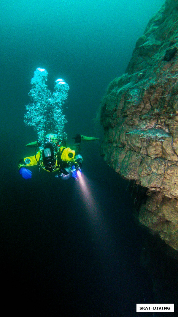 Ветров Евгений, на самом деле яркие костюмы сильно упрощают взаимодействие под водой и делают фотографии более живыми