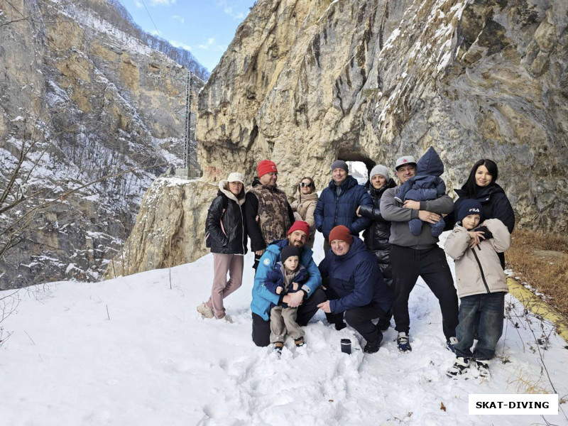 Полякова Елена, Врацкий Сергей, Романова Софья, Романов Артем, Романов Павел, Филиппов Родион, Азаркин Юрий, Азаркина Елена, Касилов Евгений, Передельская Марина, Касилов Дмитрий, во время прогулки по ущелью к Верхней Балкарии