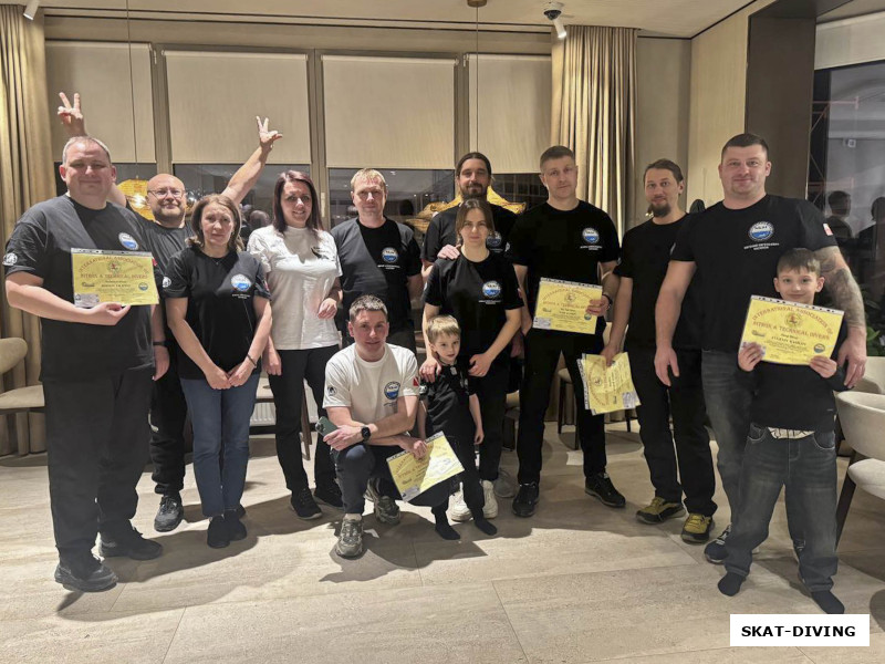 Филиппов Родион, Врацкий Сергей, Полякова Елена, Азаркина Елена, Азаркин Юрий, Федорук Дмитрий, Романов Павел, Романова Софья, Романов Артем, Куськин Игорь, Ветров Евгений, Касилов Евгений, Касилов Дмитрий, итоговый ужин перед отъездом домой