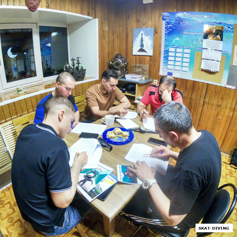 Розинкевич Игорь, Кульбаков Максим, Шикун Вадим, Афанаскин Александр, Кондрашов Сергей, основную клубную аудиторию заняли начинающие дайверы, пришлось ютиться в запасной