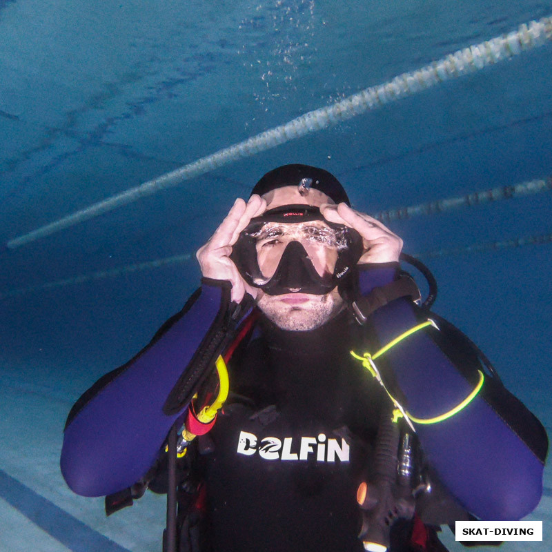 Шикун Вадим, начинающему подводнику нужно несколько вдохов для чистки одной маски, а тут одного вдоха хватает на полтора десятка масок