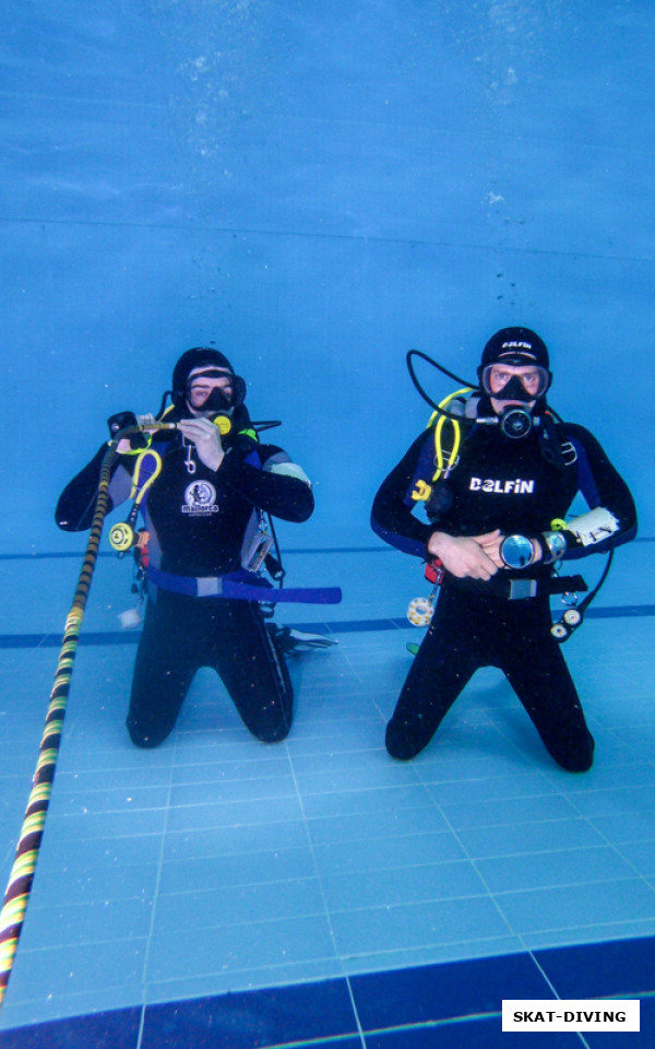 Вокрячко Сергей, Розинкевич Игорь, до выхода из утробы клуба дайверы крепко держатся на пуповине своего инструктора