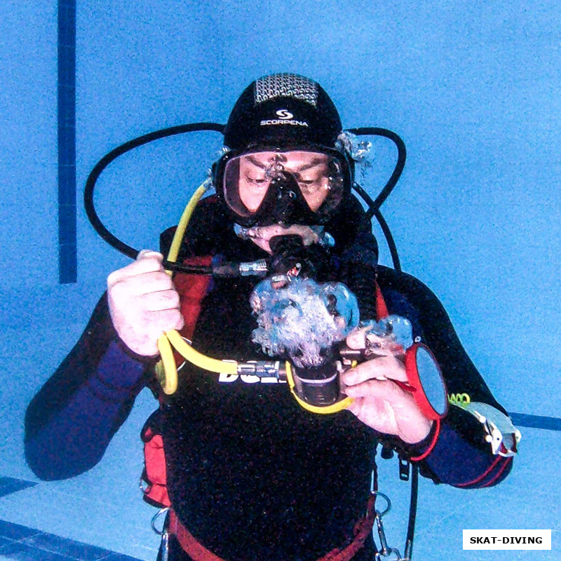 Кульбаков Максим, пережать шланг, нажать на кнопку постоянной подачи, показать отсутствие пузырей из регулятора