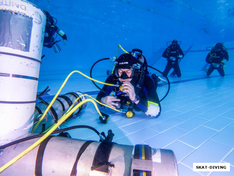 Красовский Владлен, тебе закрывают баллон, додышав остатки в шлангах, ты направляешь к груде баллонов с регуляторами, лишь один из них рабочий