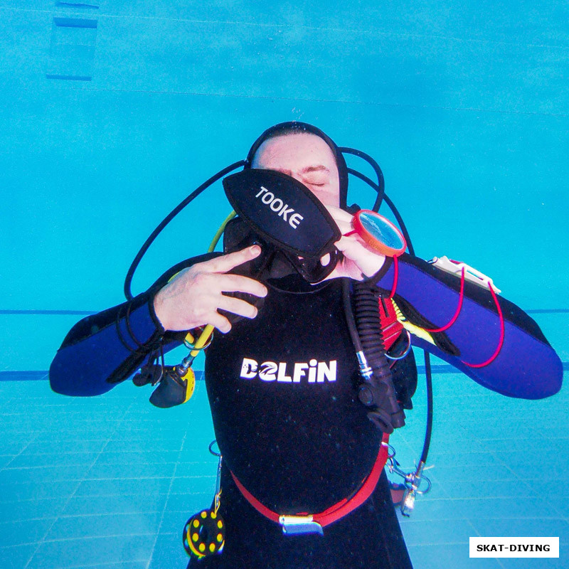 Кульбаков Максим, надпись на оголовнике призывает окружающих постучать по голове?