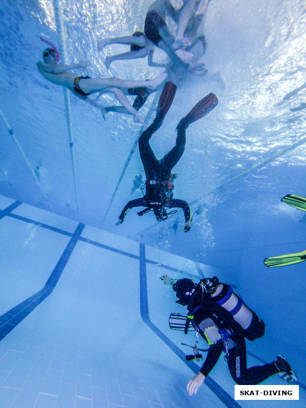 Каждый должен был додышать свой баллон до нуля, чтобы понять как это и научится растягивать выход даже на таком баллоне, лишние остатки воздуха пришлось просто выпускать наверх на радость детворе