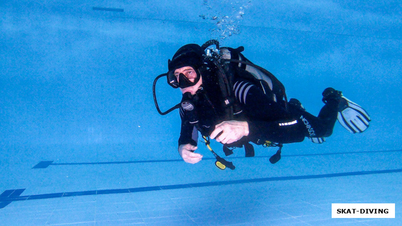 Красовский Владлен, второе упражнение первого дня - круг в маске без ремешка, вот порвался например